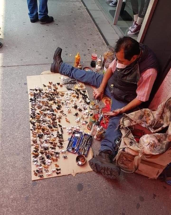 Sabueson's tweet photo. ¡Vamos a ir a buscarlo! Afuera del metro Ermita en #CDMX el señor les hace una réplica de tu perrito, mientras más personas vean esta publicación más ayudaremos a qué el tenga clientes ❤️

Unidos somos más fuertes 🤗 https://t.co/KvFhMVv9KH