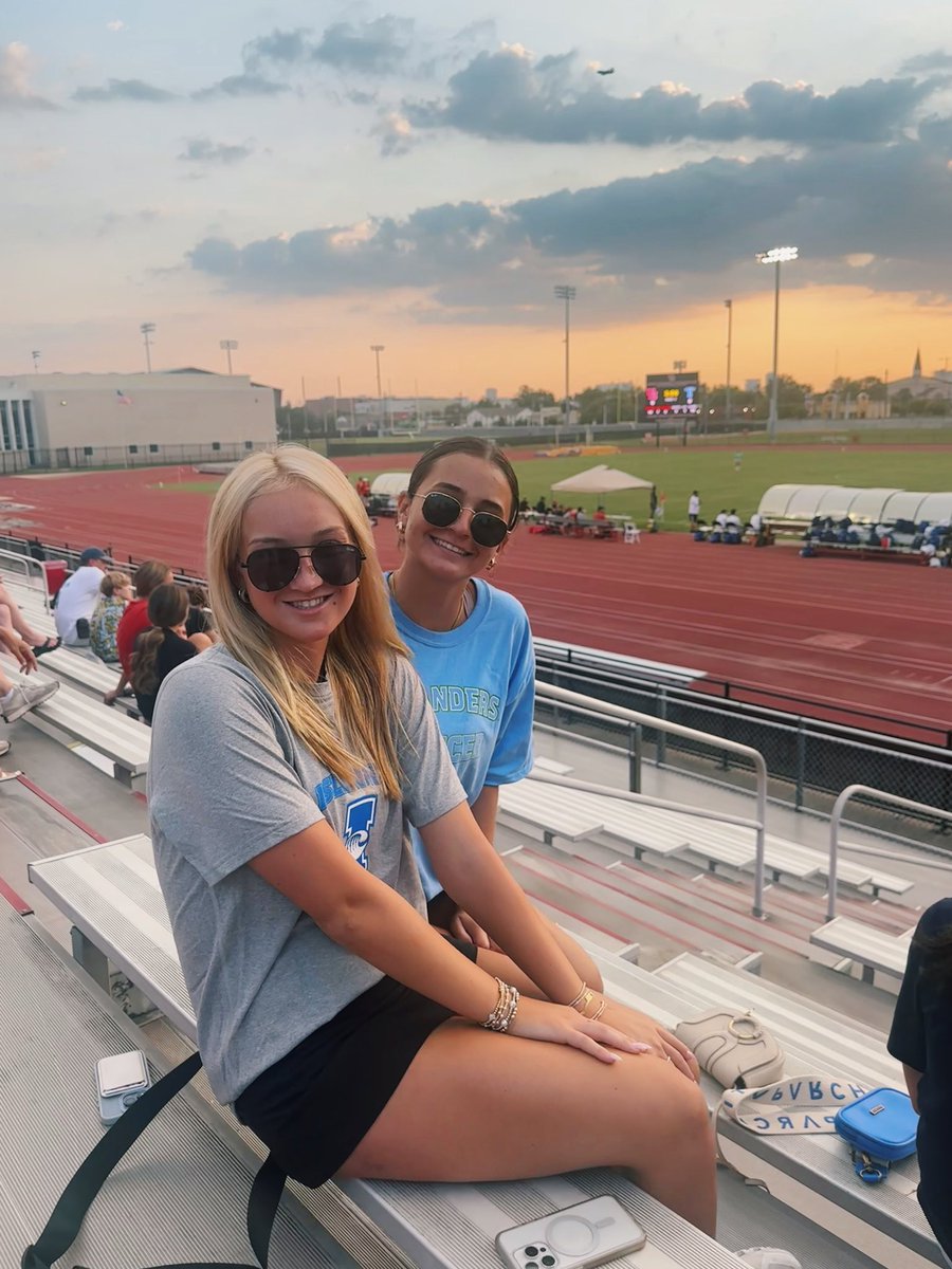 AriannaEspana10's tweet photo. Love supporting my future school with my future teammate 🥹🥹🏝️🏝️ 
Go islanders!! 💙💚 @IslandersSoccer @MaddyWay14 https://t.co/AsYVYCzsMZ