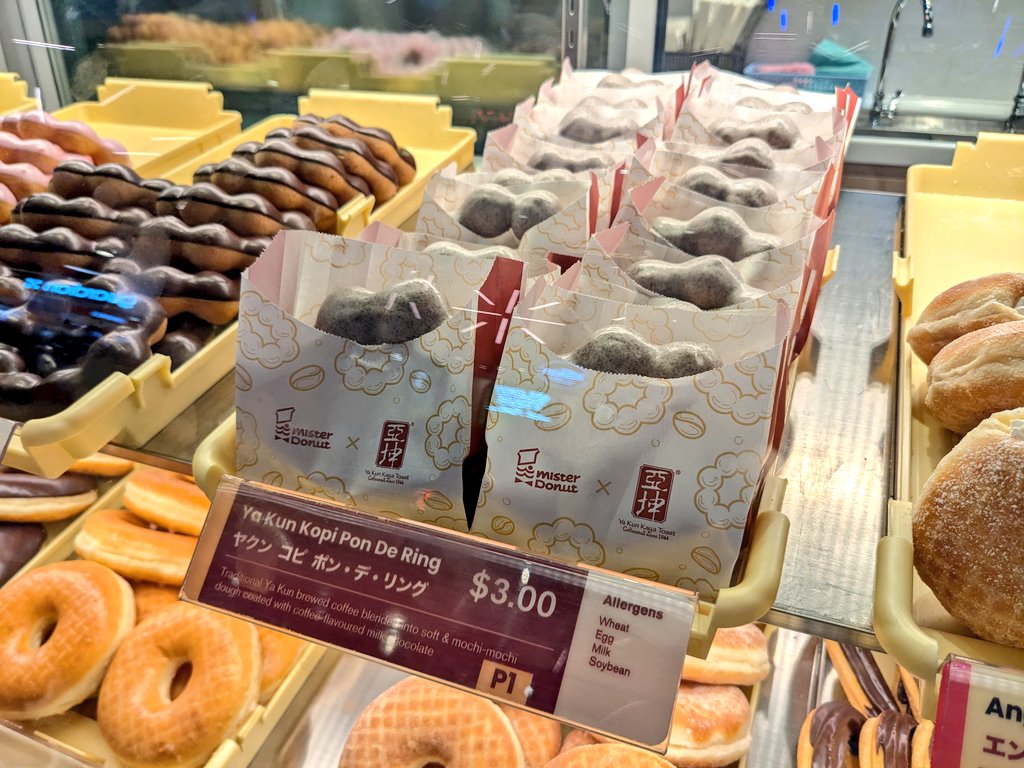 Rache1_1's tweet photo. 食べれました、おいしい！カヤクリームの方は売り切れてた〜💦ポンデリングは330円で日本の倍ぐらい。ミスドあるけど店舗多くないから、現地のお子さんいるご家族への手土産に持ってったら喜んでもらえた！
#ちぇるinSingapore https://t.co/4oZrK4RHxn