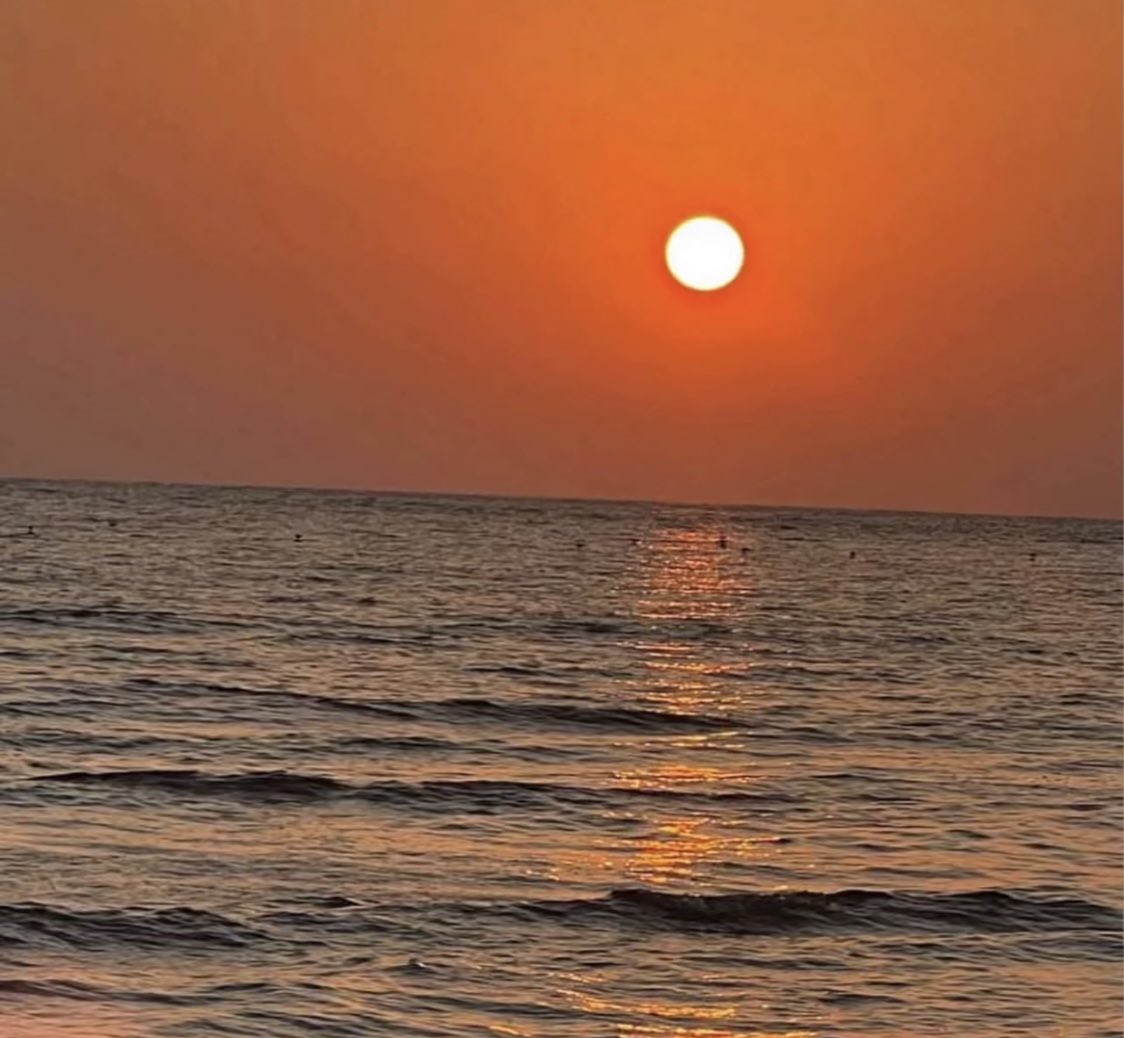 #كلمه_في_خاطرك

يقال ،،،
اللي مايقدر وجودگ ،، لاتعظم غيابه 
عمر البحر ماشال هم السفينة ،،،!