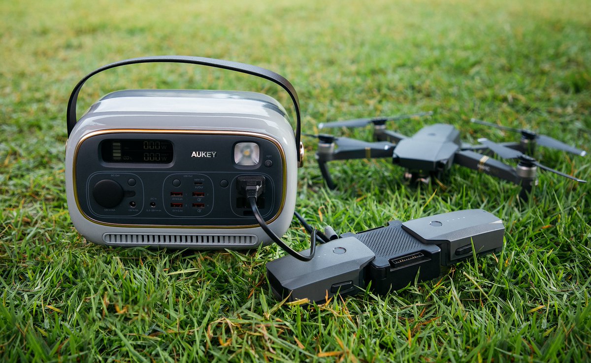 Portatile e potente! Con la nostra PS-RE03 power station da 82500mAh, puoi caricare ben 9 dispositivi contemporaneamente con una capacità di 100W Power Delivery. La scelta perfetta per le tue avventure all'aria aperta! 🌟 #StayPoweredUp #TravelEssentials 🚀🔋