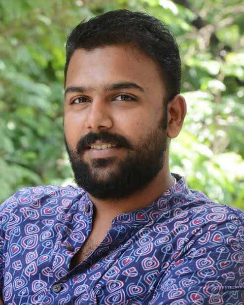 Boosam_JMReddy's tweet photo. 𝐂𝐚𝐬𝐭𝐢𝐧𝐠 𝐂𝐚𝐥𝐥 𝐀𝐥𝐞𝐫𝐭! 🥁

@ArrowCinemas &amp; @DSFOfficial  are looking for authentic talents for their Production No.2
A rural romantic comedy-drama film 
Starring #TharunBhasckerD 🥳
Produced by @Boosam_JMReddy @venuudugulafilm  
Written &amp; Directed by @VamshiReddy0512 https://t.co/kqQS06C6ia