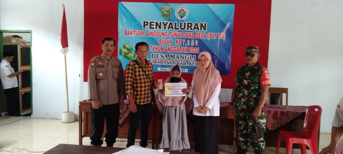 Babinsa Koramil 19/ Kuwarasan Dampingi Pemdes Mangli Salurkan Bantuan.