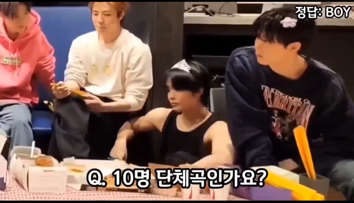 NurulUnyil's tweet photo. Baru rewatch cut-nya dikit, udah keselek pas part ini 🤣🤣🤣

🐶 : Lagu pas kita ber-10 ga sih?
🐺 : Keknya bukan lagu pas kita ber-10 deh https://t.co/QhZKvD4ucE