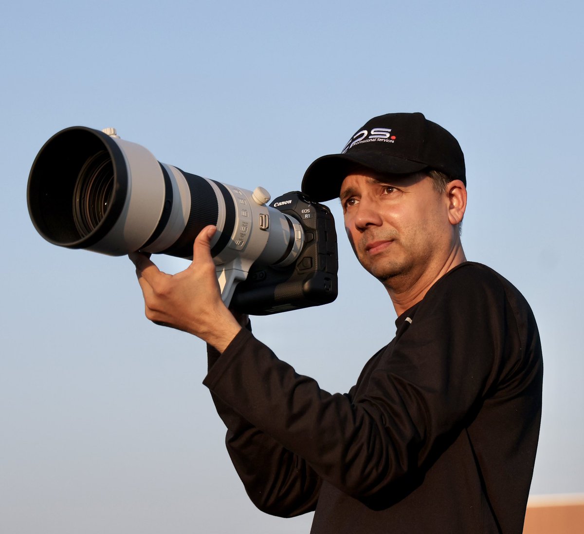 kevinjairaj's tweet photo. Taking this bad boy out to photograph some College and Pro sports!

Ask me what you would like to see or what questions you may have about the new Canon EOS R1.

#exploreroflight
#canoneosr1
#canonusa
#canonphotography
#CanonExplorerOfLight https://t.co/R7ZvBfH3Jw