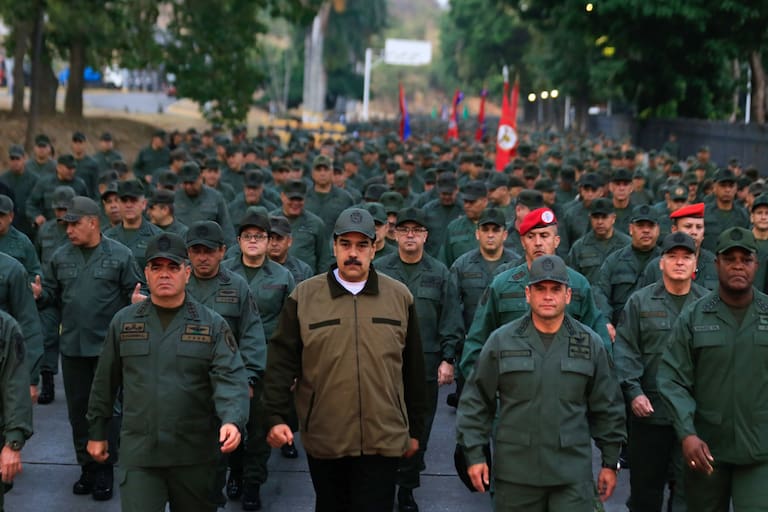 Norbey_Marin_'s tweet photo. El término fascismo empezó a usarse en 1919, luego de la Primera Guerra Mundial, viene de las organizaciones creadas por Benito Mussolini, llamadas "Fascios de Acción Revolucionaria" y "Fascios de Combate", que luego se convertirían en un partido. 

En italiano, la palabra "fascio" significa literalmente "haz". Con el propósito de transmitir fuerza a través de la unidad, Mussolini toma como modelo los cuerpos militares romanos organizados bajo el símbolo de las "fasces", haces o conjuntos de caras que portaban los ministros romanos al frente de las fuerzas militares.

Según la historiadora Gloria Delgado Cantú, el fascismo fue una corriente ultranacionalista italiana que postulaba la creación de un Estado fuerte bajo el liderazgo de un líder carismático.

Es decir, la palabra fascismo o fascista enmarca a un gobierno en un perfil totalitario, dictatorial y violento que no sólo se conforma con controlar el gobierno sino que además vigila y castiga la vida privada de las personas, diciéndoles lo que deben hacer, pensar y creer. Se trata de una ideología enemiga de la libertad.

Dicho esto, aparece una primera contradicción: ¿Por qué Jorge Rodríguez etiqueta al movimiento opositor como "fascista" cuando el oficialismo lleva 25 años en el poder?