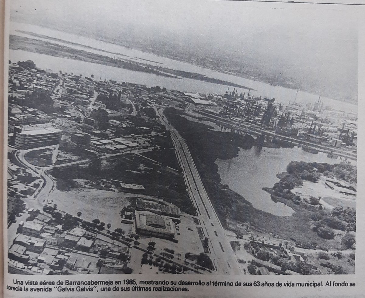 Una vista aérea de Barrancabermeja en 1985, mostrando su desarrollo al término de sus 63 años de vida municipal. Al fondo se aprecia la avenida "Galvis Galvis", una de sus últimas realizaciones.

Vanguardia Liberal 26 abril 1985
#SomosCentenario
#Barrancabermeja