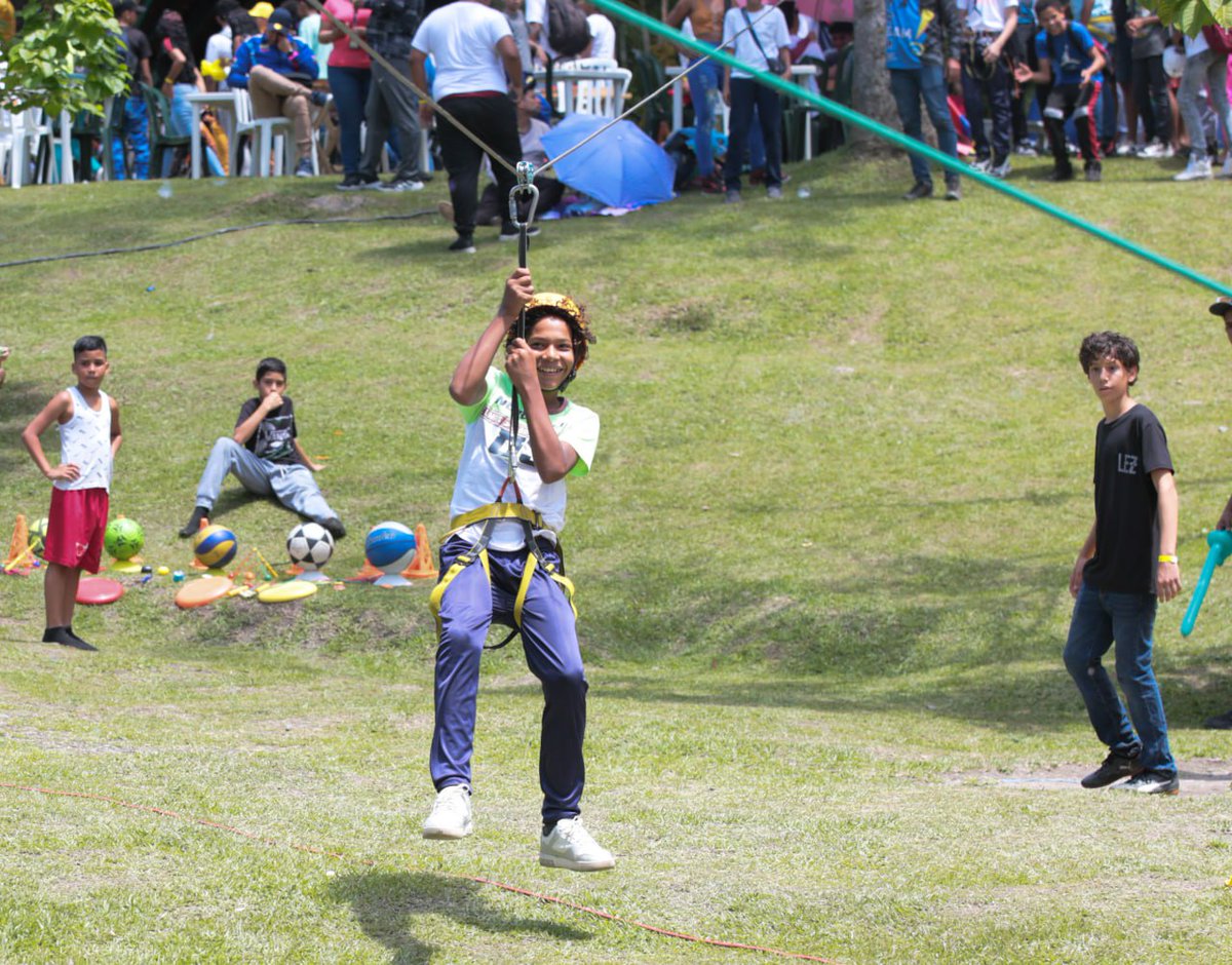 🪁🇻🇪 Con la meta de atender a 4 millones 500 mil niños, niñas y adolescentes inició el XVI Plan Vacacional Comunitario Mostacho Fest "Nuestra Patria" 2024. Actividad liderada por el Presidente <a href="/NicolasMaduro/">Nicolás Maduro</a>.

+ En: instagram.com/p/C-ZBGd8IdEH/…

#DesinstalaElOdio
#JusticiaSoberana