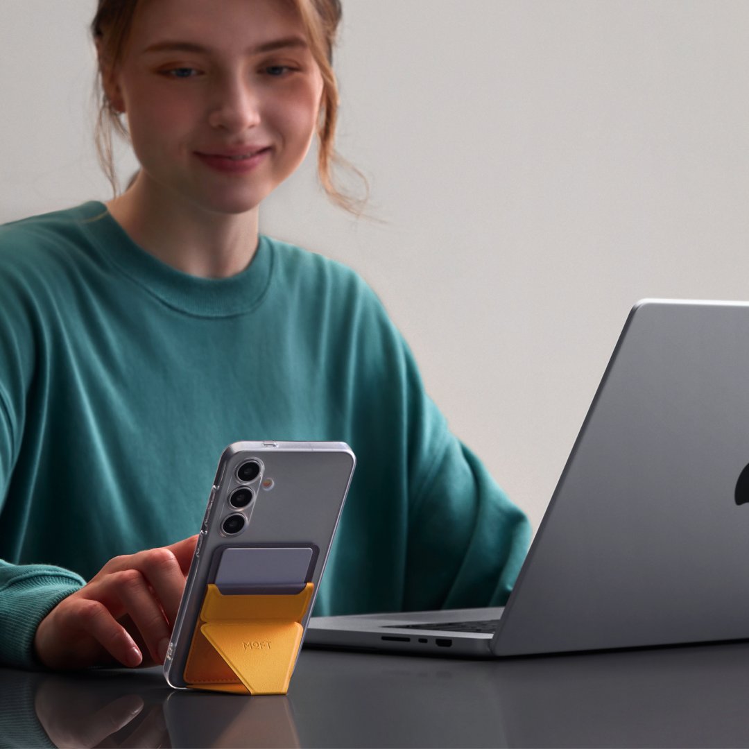 moft_global's tweet photo. #MOVAS™ | Work & Fun in Fold
Inspired by the elegance of origami and the simplicity of minimalist design, the Adhesive Phone Stand & Wallet transforms your work experience, adding a playful twist to your everyday routine!
#MOFT #CreateAnywhere https://t.co/FdjJYi2Hl1