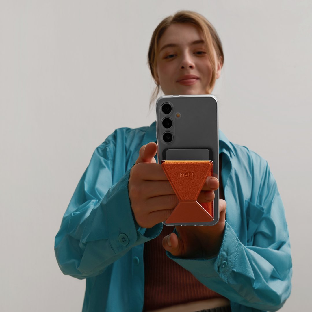 moft_global's tweet photo. #MOVAS™ | Work & Fun in Fold
Inspired by the elegance of origami and the simplicity of minimalist design, the Adhesive Phone Stand & Wallet transforms your work experience, adding a playful twist to your everyday routine!
#MOFT #CreateAnywhere https://t.co/FdjJYi2Hl1