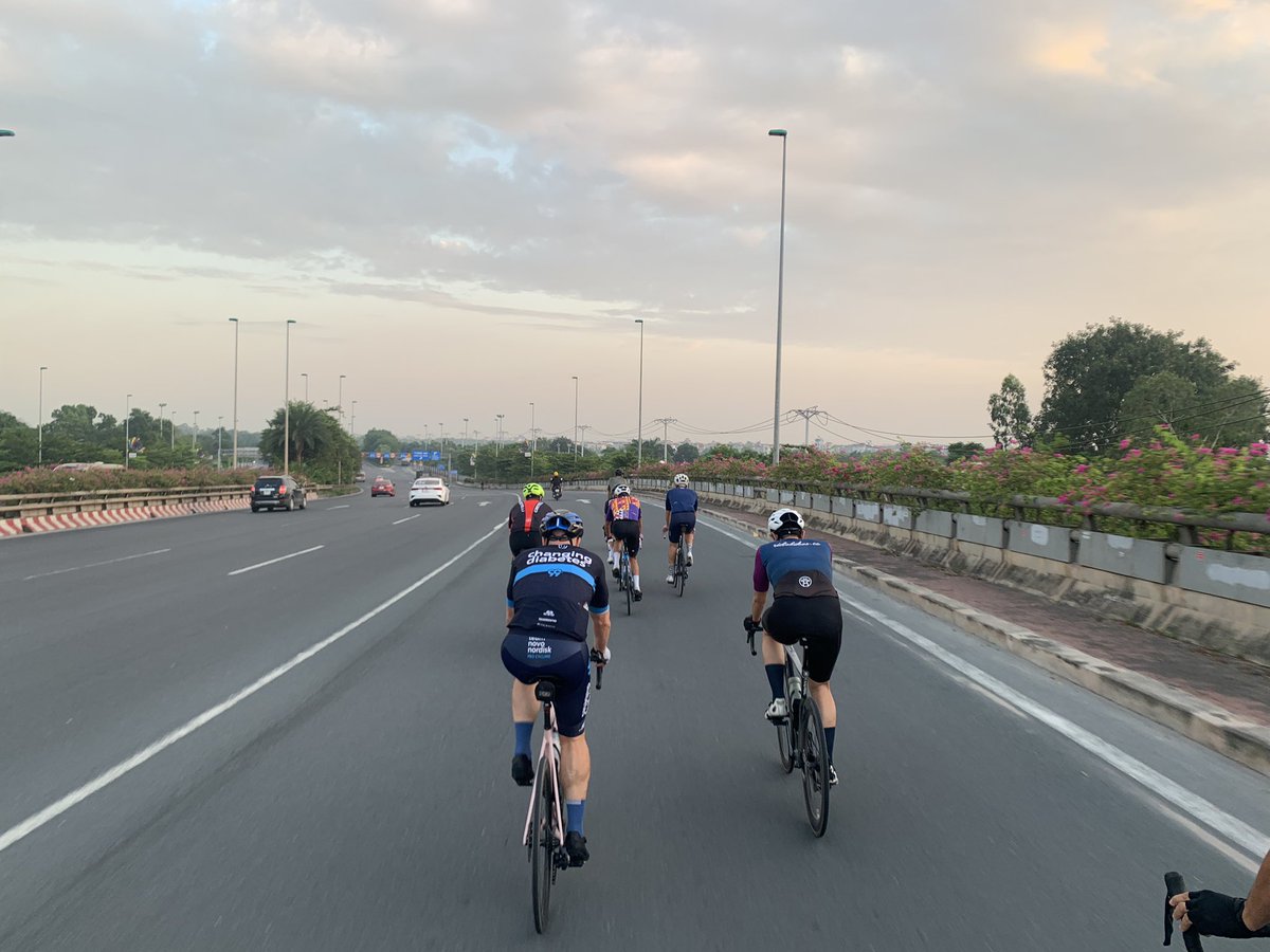 MottoCycling's tweet photo. 朝練☀️🚴🚴‍♀️🚴‍♂️
ハノイを去るチームメイトとラスト朝練
週末に向けて体力温存するつもりだったけど、スプリントのセグメントで頑張ってしまって🏆ゲット!
8位だけど

#cycling #chapter2 #roadbike https://t.co/FufTooP9VO