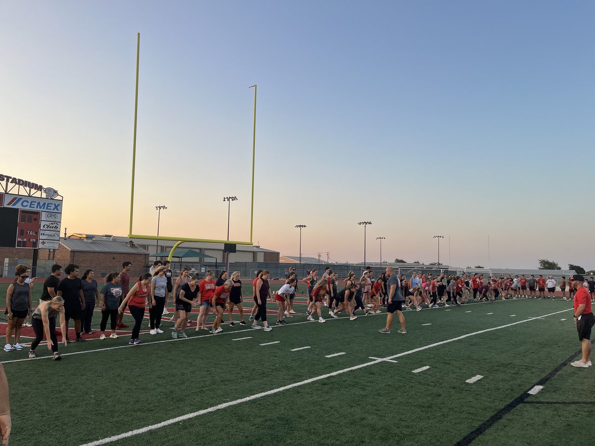 CoachMac_Canyon's tweet photo. Got ⁦@canyonhscougars⁩ Mommas getting after it tonight at our Mom’s Clinic c’s UP! https://t.co/2N2tO9MbIF