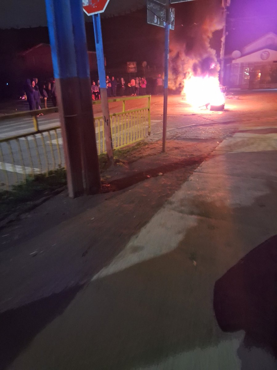 vir77431's tweet photo. @meganoticiascl La Quebrada Renca 6 días sin electricidad @EnelChile deja de burlarte de la gente enviando mensajes qué llegará la luz a una hora y siguen sin electricidad https://t.co/H4nwYLwZs8