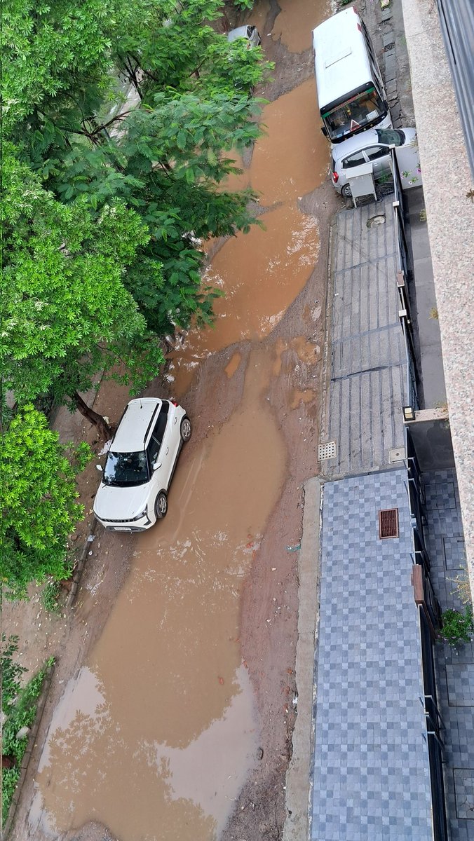 HarshMe30059636's tweet photo. @MunCorpGurugram @cmohry @PMOIndia 
After paying millions in form of different taxes, this is the infra Gurgaon residents get. State of roads in @ardeecity .. these roads were never made in last 25 years and still it's not prioritized.. sad State. Lane C6, ardee city, Gurgaon https://t.co/x2hFvj2rs6