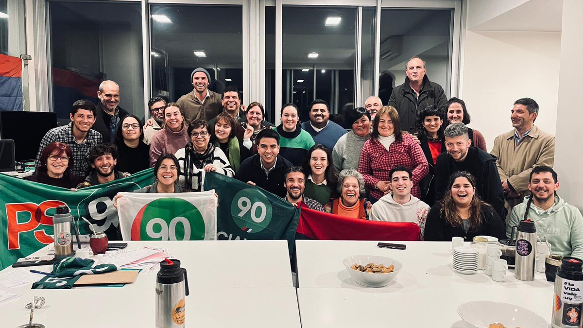 Juan_Pablo_Pio's tweet photo. Calentando los motores 💪
Hermoso primer reencuentro de varias horas con militancia del @socialistas90 con quienes vengo compartiendo muchos años. 
Como en los viejos tiempos, una gran celebración. Arriba el @frente_amplio con la 90, toda la vida 💚
Se viene. Se viene ✌️ https://t.co/p0MeWz8rkf