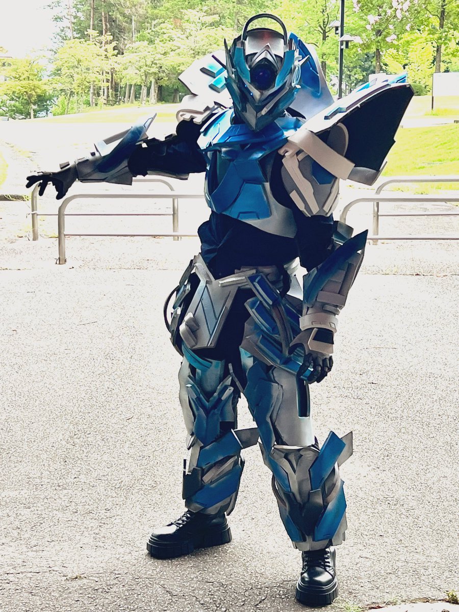 next18101115's tweet photo. Act_2 ヴァイスト
新アーマー「booster-02｣

武器を使用せずとも戦闘を行えるよう全身にスラスターと身体機能増幅器を装備した。
推進器の推力を限界まで上げることで擬似的な飛行も可能。
マスクには補助AI「マフィン」を搭載。リアルタイムでの状況把握を実現している。 
 #Act_2  #ねくすとあくと https://t.co/p6hvorPlrq