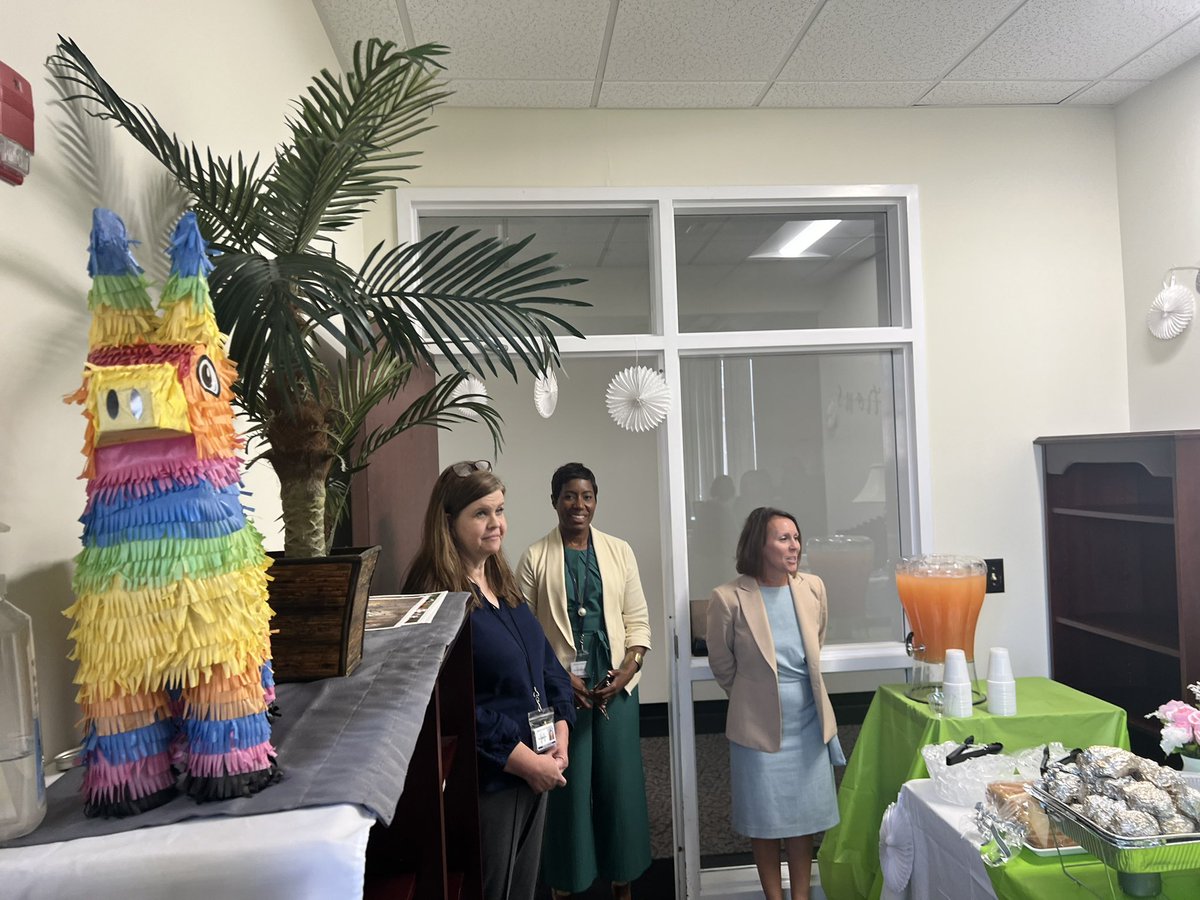 ljswiggins's tweet image. Thank you Leadership Lane for the celebration!  I felt the love today!  Thank you @MASuddeth  for the continued support! Also, congratulations to @mcraekristen10 !  #Area2fortheWin #LeadHerShip #GameOnHCS