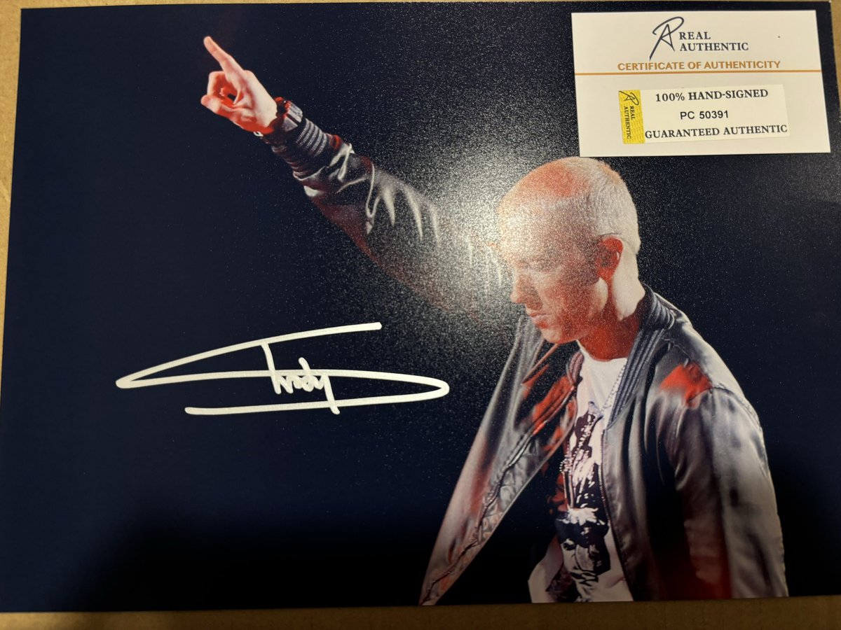 inform313thEM's tweet image. #eminem fans, #stans, and followers of mine. If I get to 500+ followers between now and September 8th, I will send this signed Eminem photo with the authentication card to a randomly picked account that reposts this and starts to follow me or one one my current followers that…