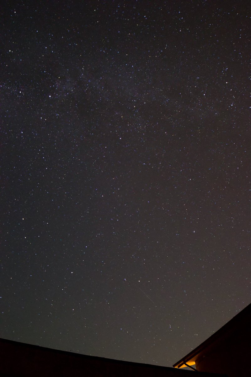 scrutacieli's tweet photo. A fine notte il cielo è di nuovo sereno; il vento l'ha reso così limpido! È come se le stelle galleggiassero su un'acqua scura e le costellazioni sembrano ancor più luminose del solito. È così bello e mi spiace che nessuna foto possa farlo capire. Ogni notte stellata è un regalo. https://t.co/N3jK386S8f