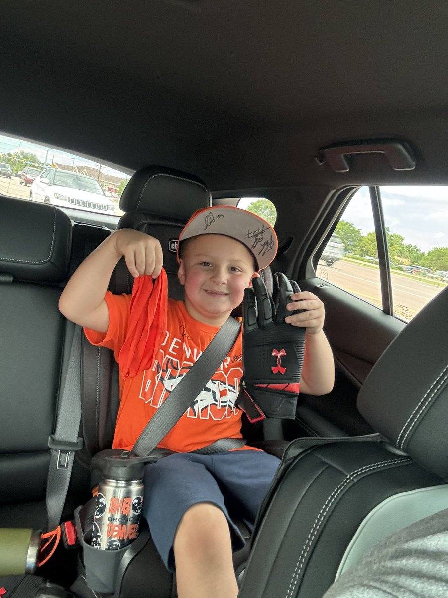 jrfloat's tweet image. Big shoutout to @gbolles72 . He gave my son his head band and gloves today after camp.