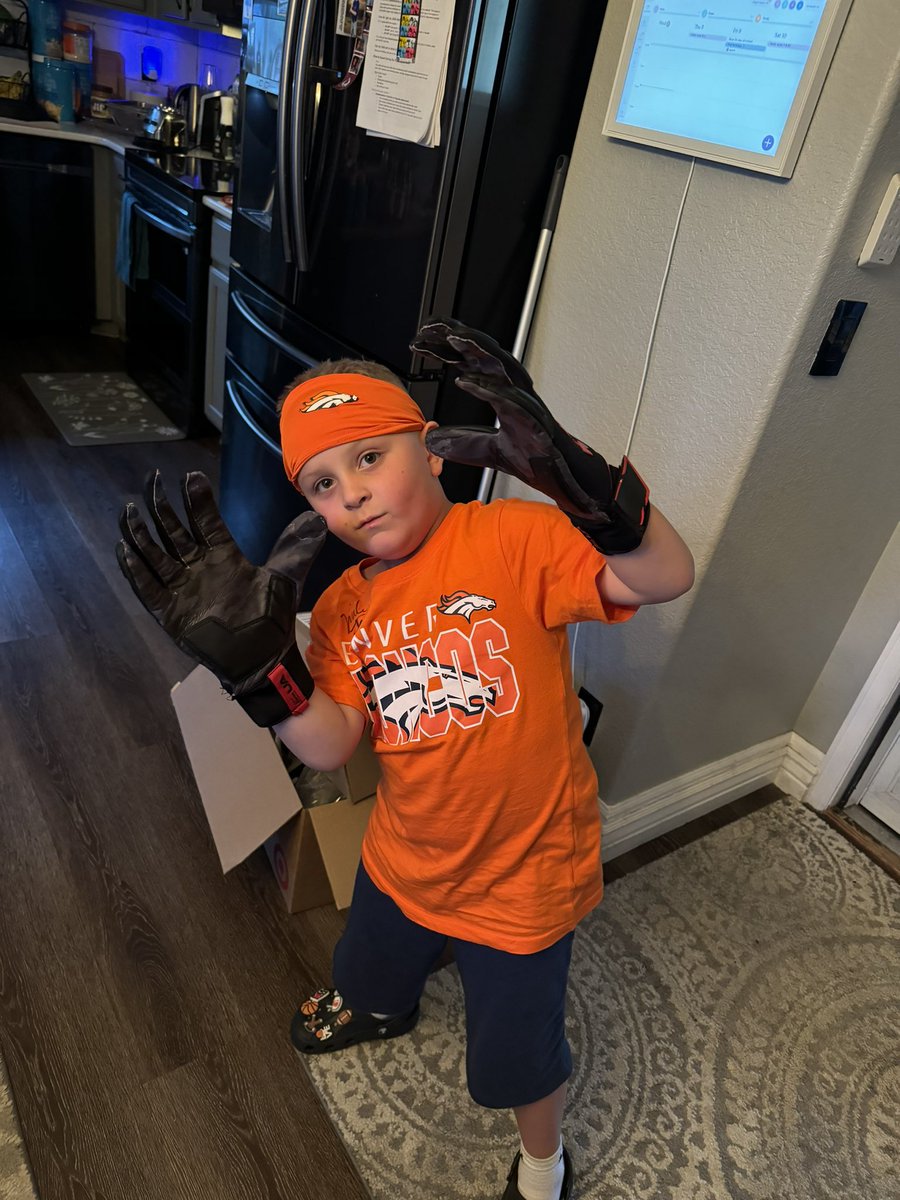 jrfloat's tweet image. Big shoutout to @gbolles72 . He gave my son his head band and gloves today after camp.