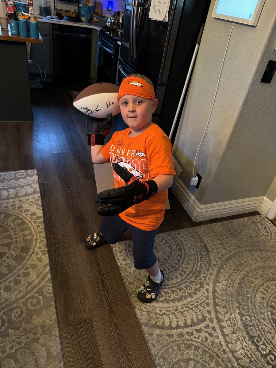jrfloat's tweet image. Big shoutout to @gbolles72 . He gave my son his head band and gloves today after camp.