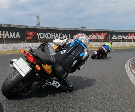 armada_takaja's tweet photo. 今回と前回(笑)
えらい違い……
タイムも3秒違います
(と、言っても大したタイムではありませんが……笑)
もーちっと頑張るぞ〜‼️
…もーちっとダケね、ちっとダケ
(笑)
#BMW
#F800S
#筑波 https://t.co/Jvud47RvXr