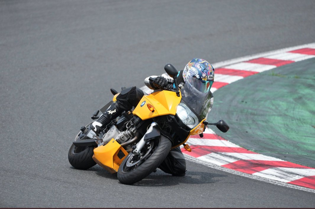 armada_takaja's tweet photo. 今回と前回(笑)
えらい違い……
タイムも3秒違います
(と、言っても大したタイムではありませんが……笑)
もーちっと頑張るぞ〜‼️
…もーちっとダケね、ちっとダケ
(笑)
#BMW
#F800S
#筑波 https://t.co/Jvud47RvXr