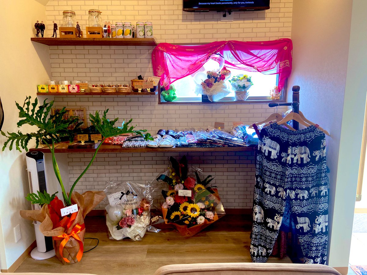 buru__ccoli_'s tweet photo. オープンしました‼️
沢山のお花ありがとうございます😭🌸
ご来店お待ちしてます✨
#タイ
#タイカフェ
#須賀川市
#福島県
#本日オープン https://t.co/oF1UxZy4M0
