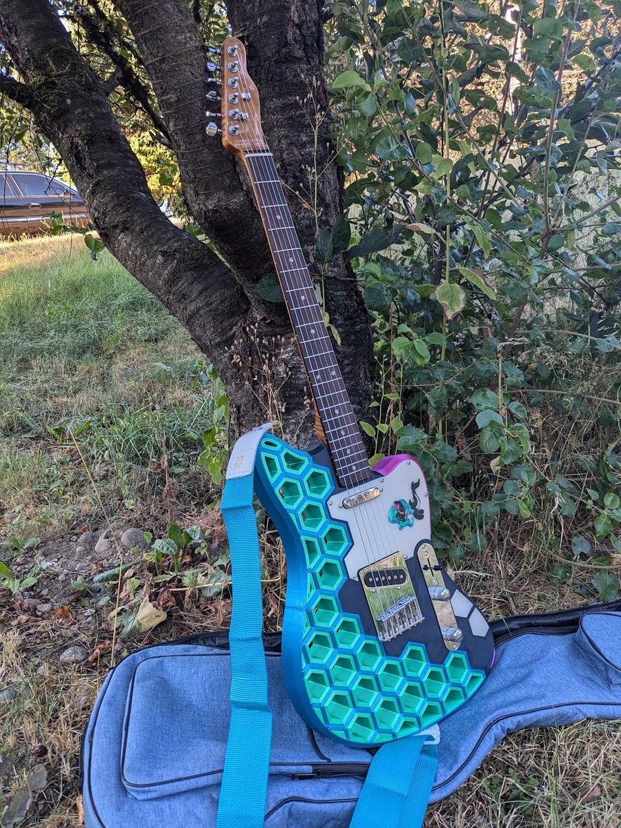 TheBpendragon's tweet photo. Coming to an @EverfreeNW Charity Auction near you! This @Marina_EFNW themed, 3D-Printed, fully functioning, electric guitar! https://t.co/2xi2tLJlUM