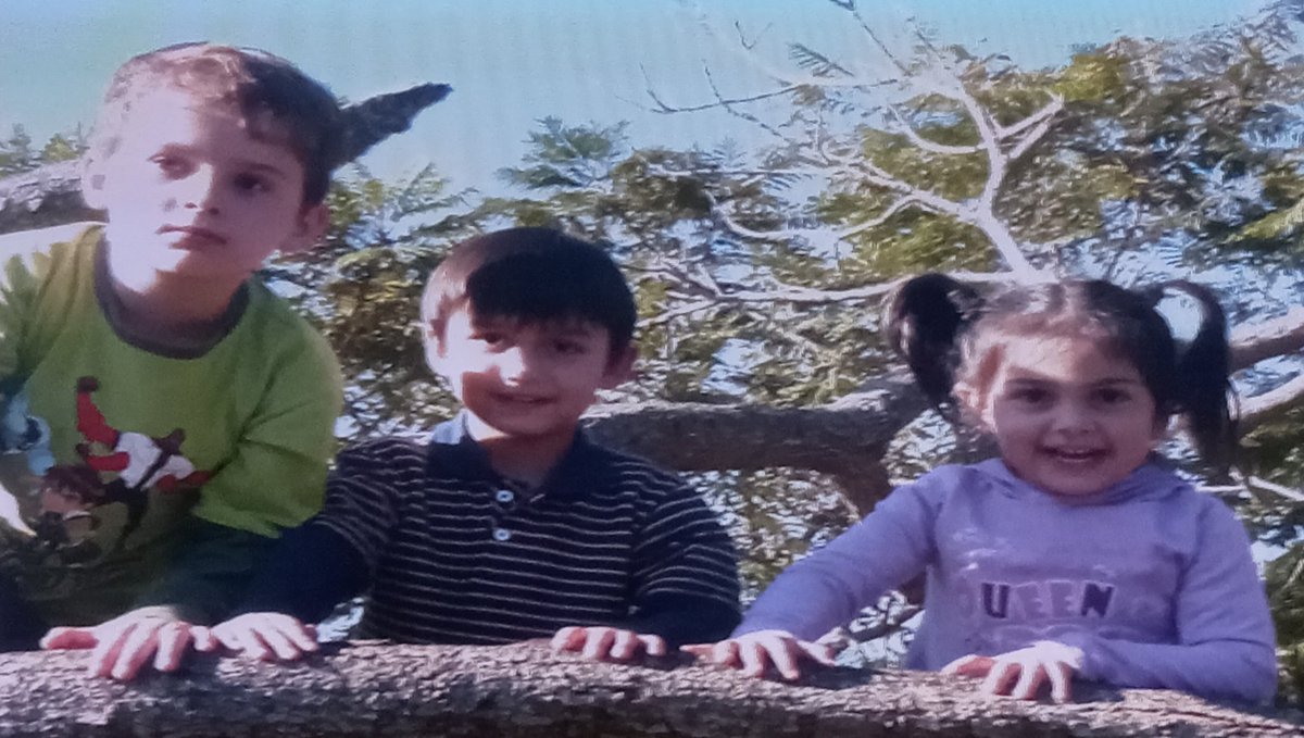 Toastegg1's tweet photo. Bizarro de pensar q eu estaria tendo aula com esse mlk (@pdrzzi) uns 10 anos depois dessas fotos. Acho q depois delas eu nunca mais VI ele até começar no curso. (Sim, a pessoa de roxo sou eu)

Muita loucura

Also o  @PgRezer_ tmb tá ali, irraa :DDDD https://t.co/wS9gh6WXbN