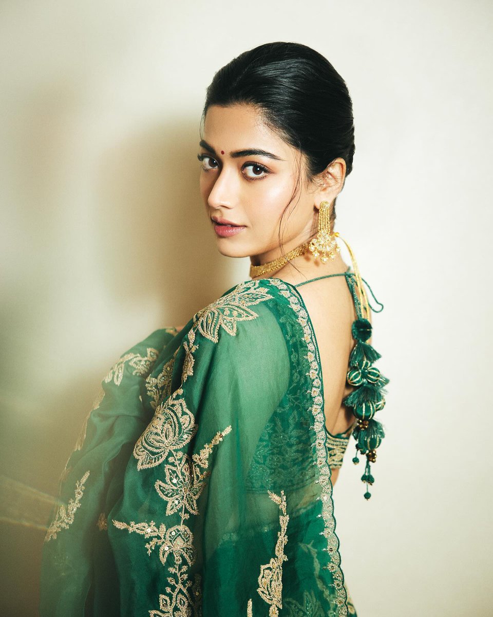 rowdyrashmika's tweet photo. Reply " hi " will give you a colour and quote your favos in that colour. https://t.co/vtunrsIsmK