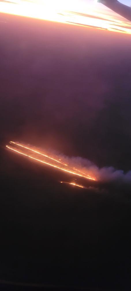 Rosariociudadok's tweet image. #URGENTE
 Una seguidora volviendo al aeropuerto desde Bariloche captó estas imágenes de QUEMAS EN LAS ISLAS, y son claramente intencionales, se puede ver claramente la línea de fuego perfecta. 

ES URGENTE PARARLO AHORA

Gracias a esta comunidad tan grande.