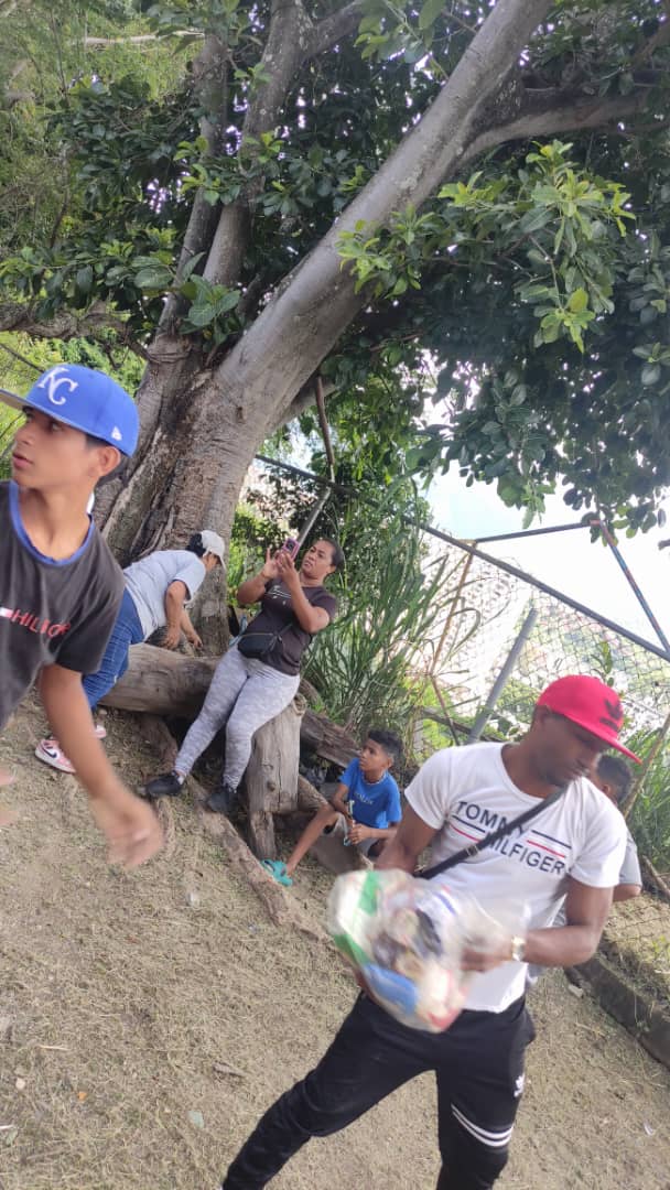 #InfoRed|| Más de 3 mil habitantes de las comunas De cara al río y Antonio José de Sucre de Petare fueron beneficiadas este miércoles con alimentos de la cesta básica,  garantizando así la #SoberaníaAlimentaria de nuestro pueblo.
¡@redvzla_Oficial está comprometida con Venezuela!