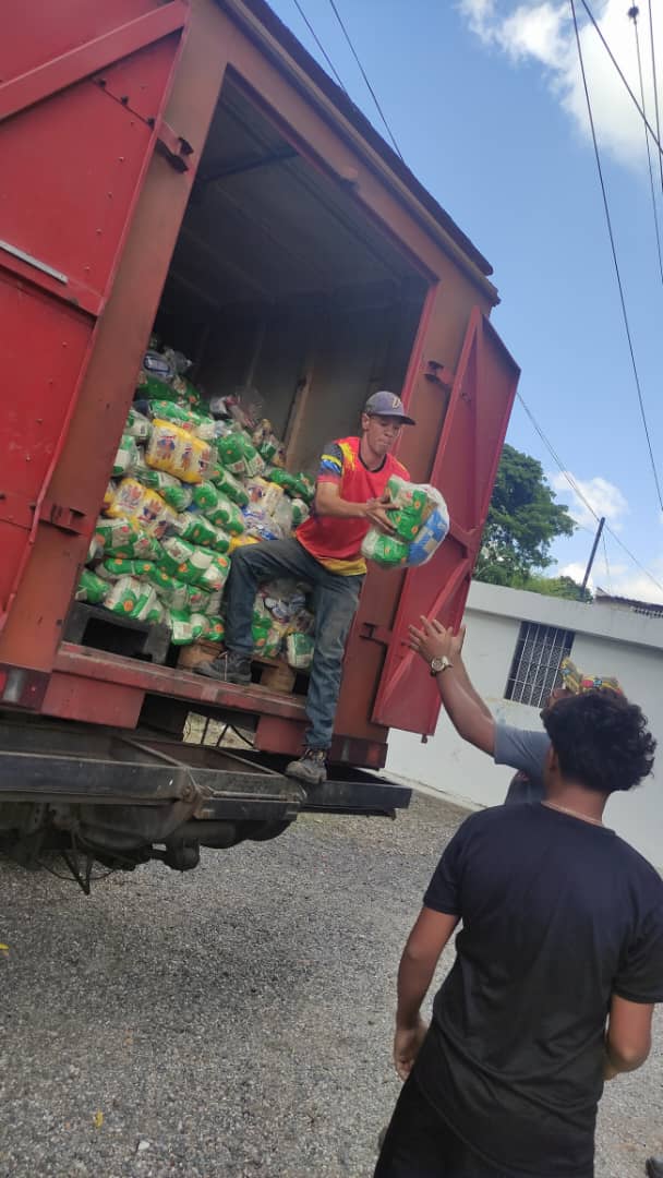 REDVZLA_OFICIAL's tweet photo. #InfoRed|| Más de 3 mil habitantes de las comunas De cara al río y Antonio José de Sucre de Petare fueron beneficiadas este miércoles con alimentos de la cesta básica,  garantizando así la #SoberaníaAlimentaria de nuestro pueblo.
¡@redvzla_Oficial está comprometida con Venezuela! https://t.co/x7ilmQRmgB