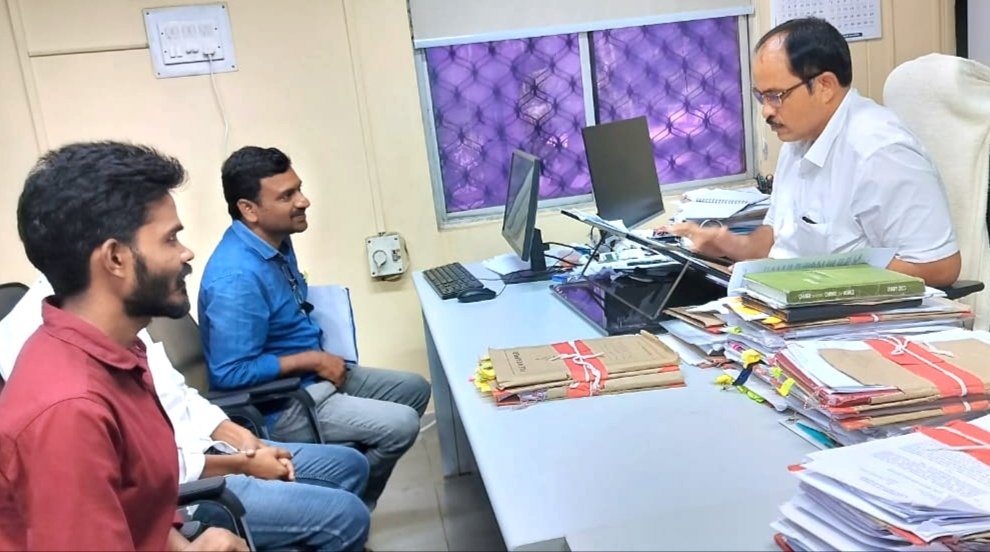 aitha_vijay's tweet photo. ప్రైవేట్ కార్పోరేట్ స్కూల్స్ సెకండ్ శనివారం సెలవు తప్పని సరిగా ఇవ్వాలని డిమాండ్ చేస్తూ డైరెక్టర్ ఆఫ్ స్కూల్ ఎడ్యుకేషన్ అడిషనల్ డెరైక్టర్ లింగయ్య గారికి మెమొరాండం ఇవ్వడం జరిగింది. 
తప్పక సెలవు ఇవ్వాలి. 
@TSEduDept @TelanganaCMO @INCTelangana @revanth_anumula https://t.co/Z5OLGOXjVC
