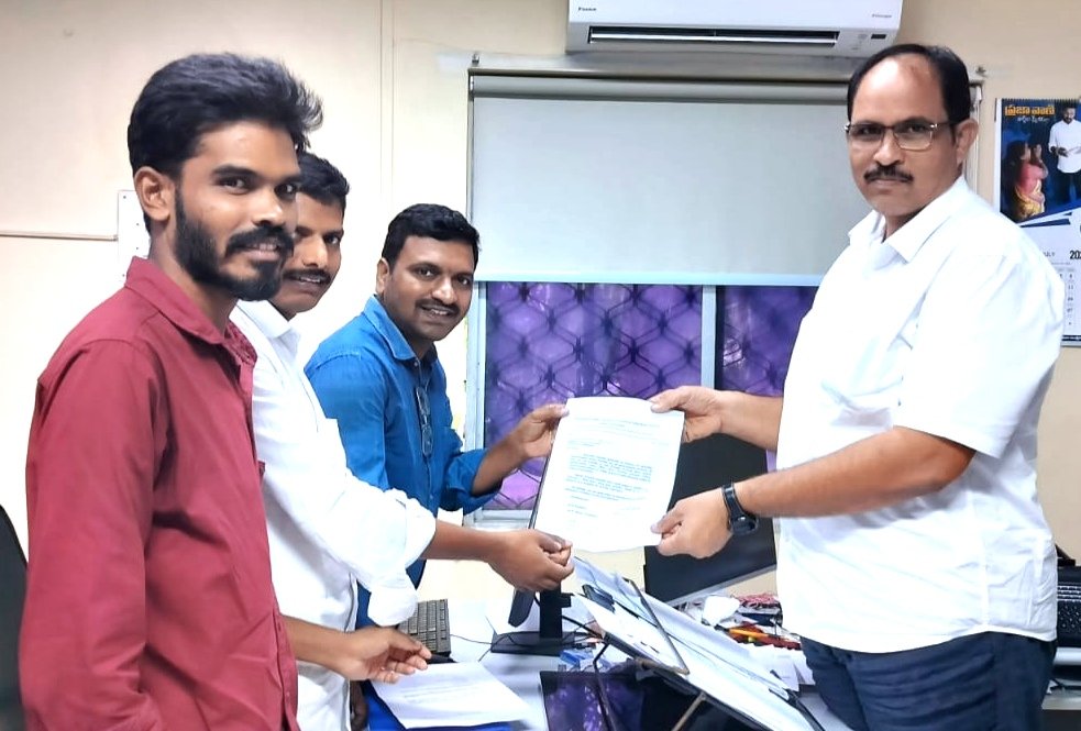 aitha_vijay's tweet photo. ప్రైవేట్ కార్పోరేట్ స్కూల్స్ సెకండ్ శనివారం సెలవు తప్పని సరిగా ఇవ్వాలని డిమాండ్ చేస్తూ డైరెక్టర్ ఆఫ్ స్కూల్ ఎడ్యుకేషన్ అడిషనల్ డెరైక్టర్ లింగయ్య గారికి మెమొరాండం ఇవ్వడం జరిగింది. 
తప్పక సెలవు ఇవ్వాలి. 
@TSEduDept @TelanganaCMO @INCTelangana @revanth_anumula https://t.co/Z5OLGOXjVC