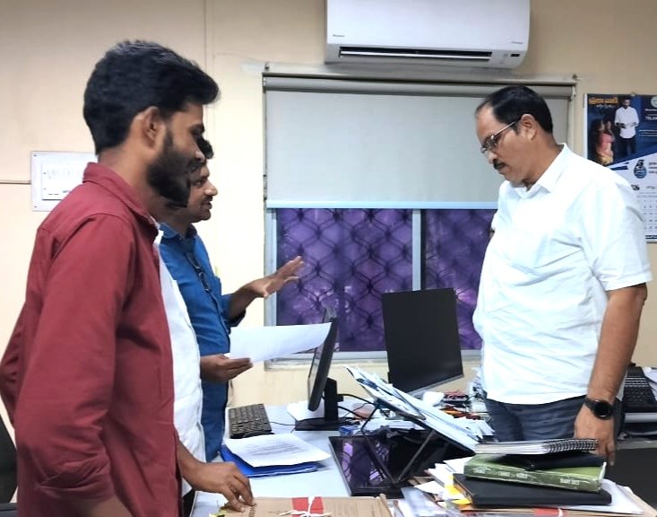 aitha_vijay's tweet photo. ప్రైవేట్ కార్పోరేట్ స్కూల్స్ సెకండ్ శనివారం సెలవు తప్పని సరిగా ఇవ్వాలని డిమాండ్ చేస్తూ డైరెక్టర్ ఆఫ్ స్కూల్ ఎడ్యుకేషన్ అడిషనల్ డెరైక్టర్ లింగయ్య గారికి మెమొరాండం ఇవ్వడం జరిగింది. 
తప్పక సెలవు ఇవ్వాలి. 
@TSEduDept @TelanganaCMO @INCTelangana @revanth_anumula https://t.co/Z5OLGOXjVC