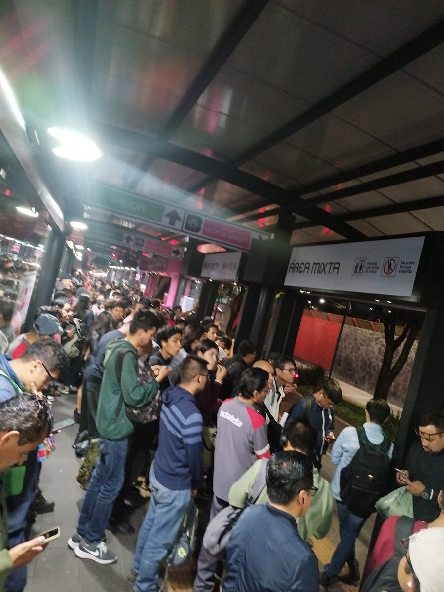 lfcdonato's tweet photo. @MetrobusCDMX  uam sin servicio 5 unidades ninguna se detuvo https://t.co/HPEJ5Ullad