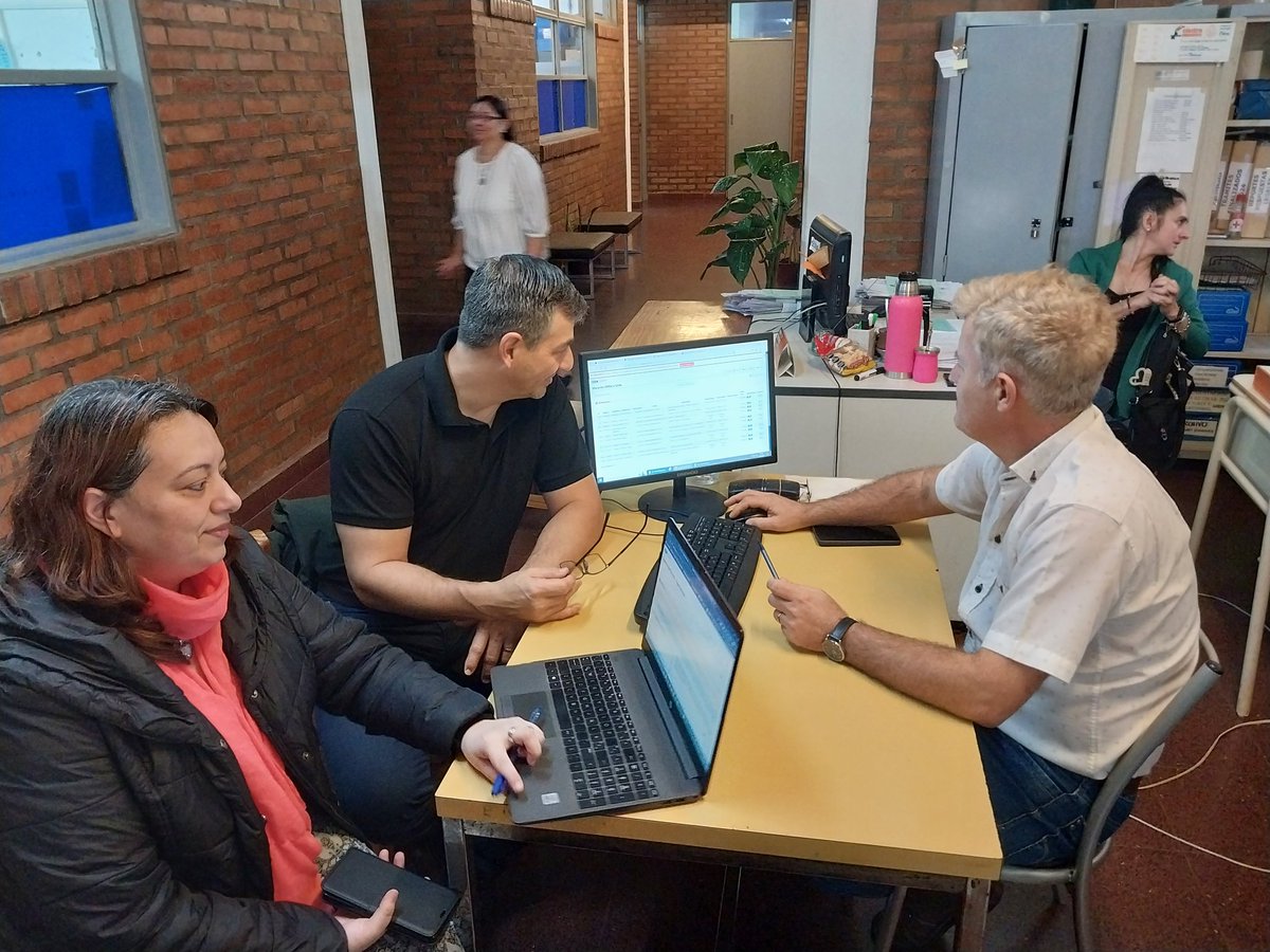 Durante la mañana, nos reunimos
desde el Programa de Ed. En Seguridad Vial con el Prof. Omar Stein para trabajar en la inclusión de las capacitaciones en el sistema SiRyC. y continuar con las políticas educativas que fundamentan nueatro programa, con auspicos de MECYT, CGE y UDPM