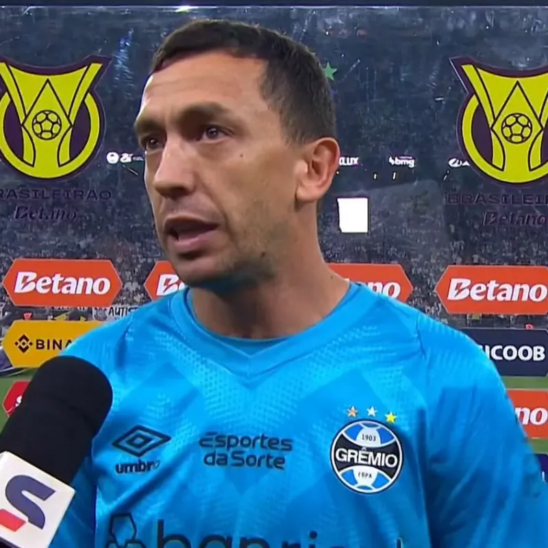A arbitragem fez o goleiro do Grêmio errar o canto em todas as cobranças. Forças!