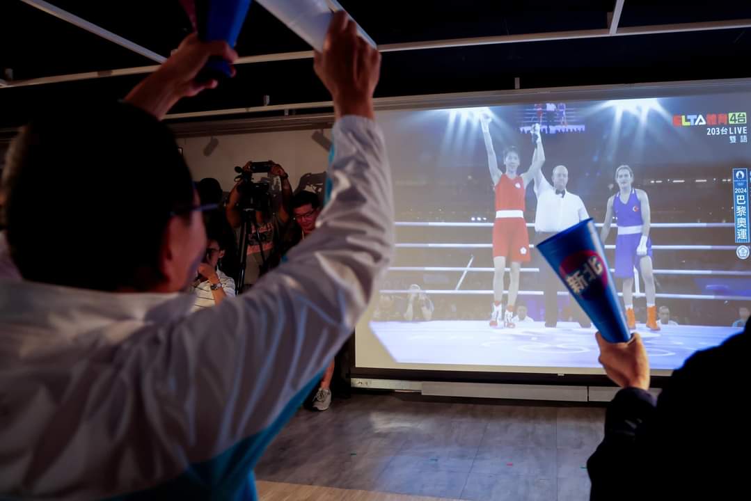 houyuih's tweet photo. Incredible to see Olympian #LinYuTing #林郁婷 advancing to the female boxing final.
Despite the 6-hour time difference, her mother & I cheered her on & had a conversation with her together.
I have no doubt #YuTing is feeling confident to win the #GOLD medal at @Paris2024. https://t.co/hnTWRw8bFP