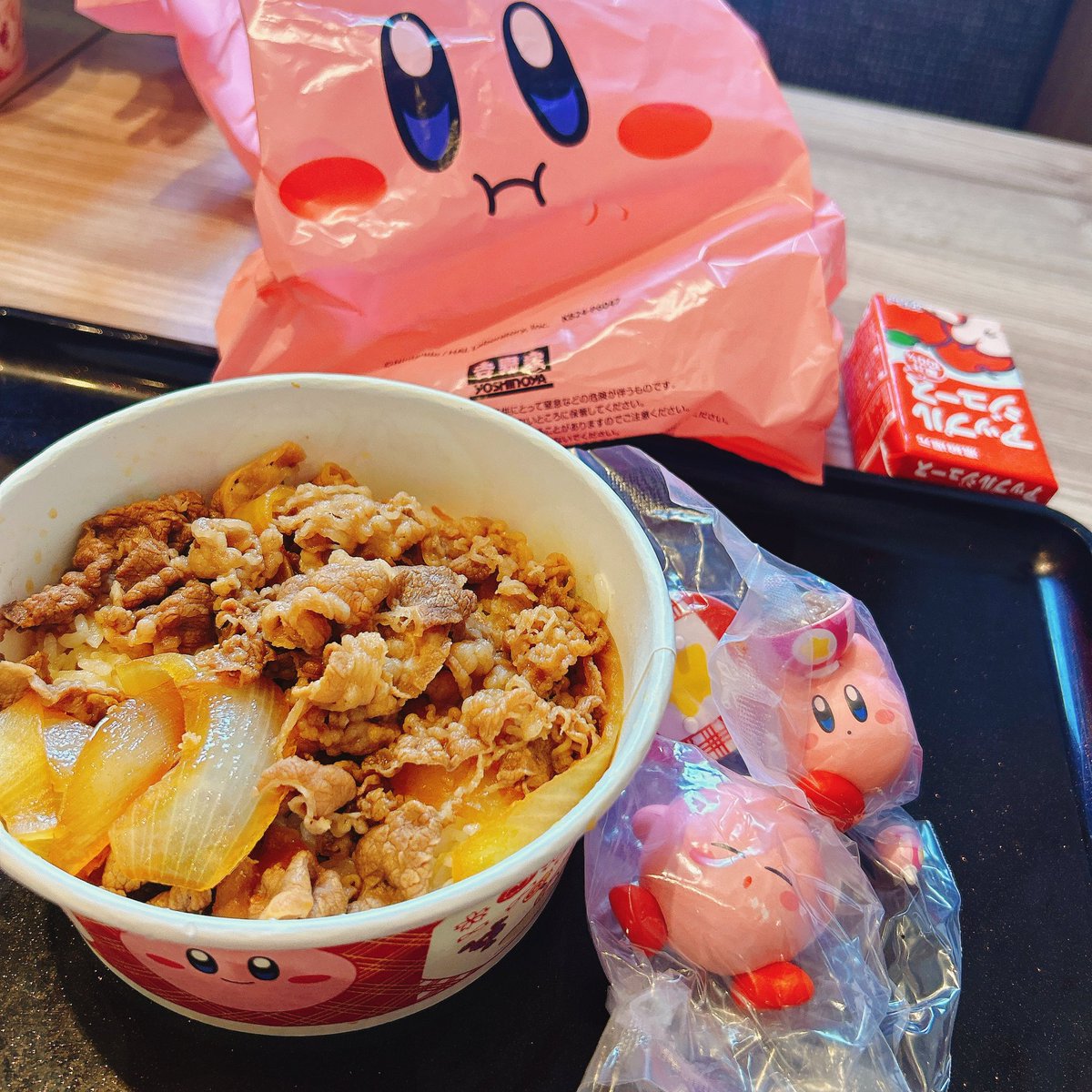 cocoa50m's tweet photo. 吉野家のカービィ盛ヽ(*´∀｀*)ノ
無事に買えたー♡♡でもやっぱり開店前から数十人は並んでて、開始30分で完売…(；´∀｀)おぅふ…

でも欲しかったダッシュが出たー♡♡ https://t.co/bjiHfHB3E0
