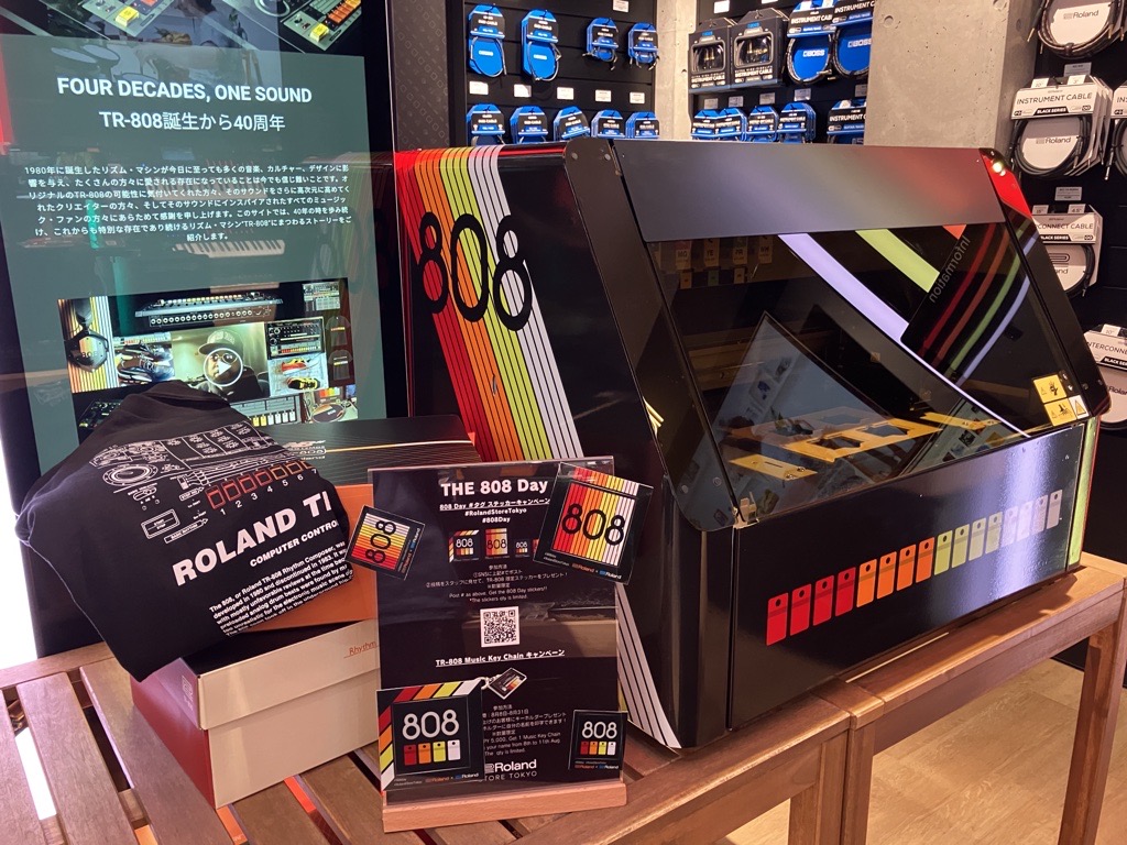RolandDG_PR's tweet image. 本日から #808Day がスタート！当社プリンターで製作したステッカーとミュージックキーホルダーをゲットするチャンス🔥808仕様のBD-8による名入れサービスも実施します！#RolandStoreTokyo でしか手に入らないアイテムをぜひゲットしてください！
@MyRoland @rolandstoretyo @themusic_jp
#rolanddg