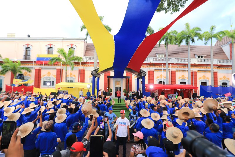 Gobierno_deLara's tweet photo. #7Ago El Pdte @NicolasMaduro recibió en el Palacio de Miraflores la marcha del sector pesquero y agrícola. "Nada ni nadie nos va a quitar la paz, nadie nos va a robar la Patria. ¡Que viva el pueblo de Venezuela pescadores, pescadoras, el acuicultor, campesinos y productores" https://t.co/Wh6Hv3zfZV