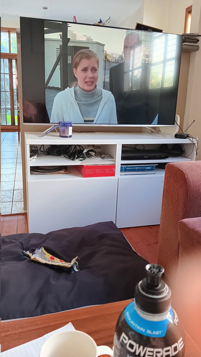 lets_splitup's tweet image. Amy Adams just chilling as a background in an early episode of Charmed