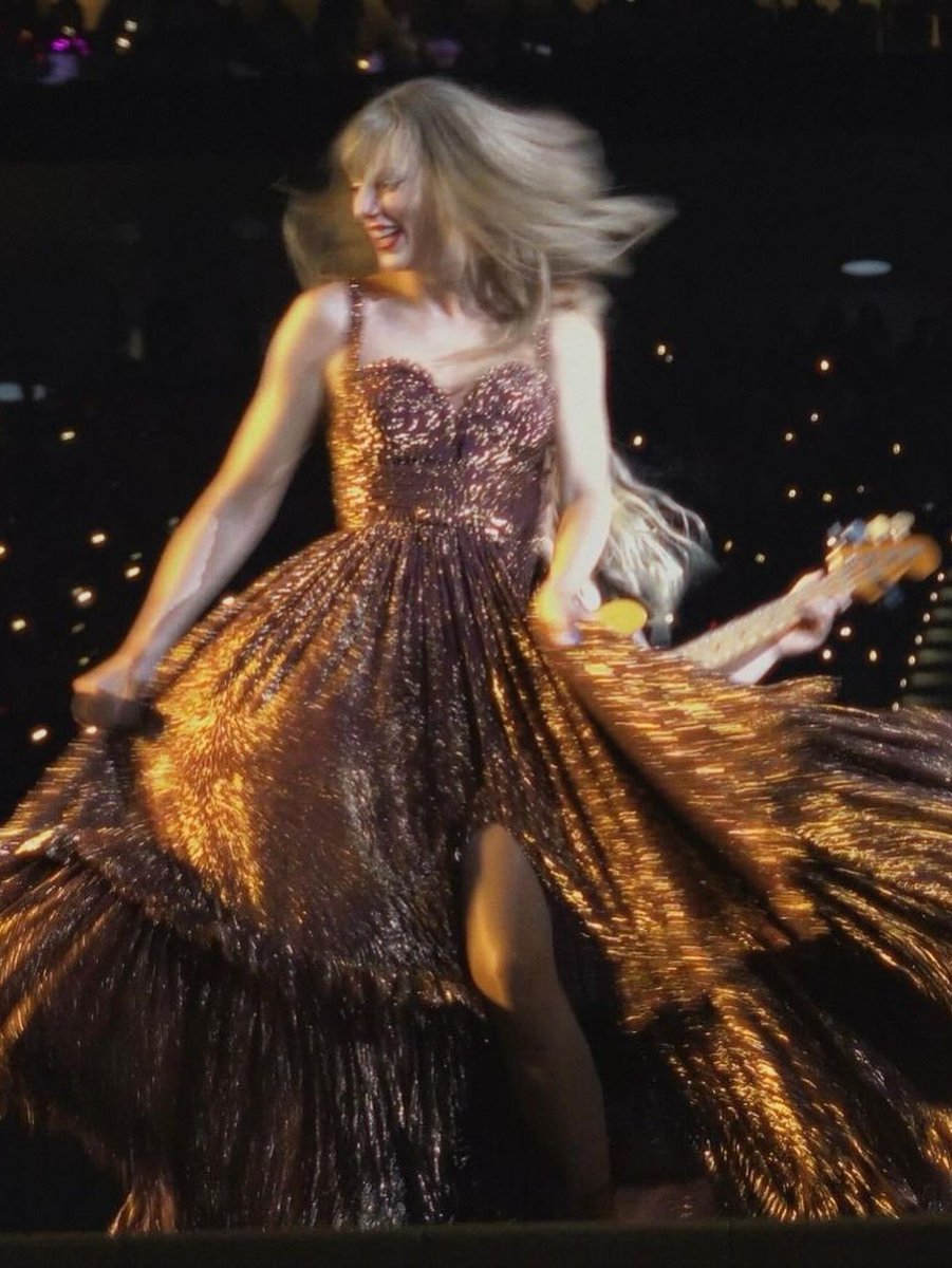 #WeLoveYouTaylor ♡