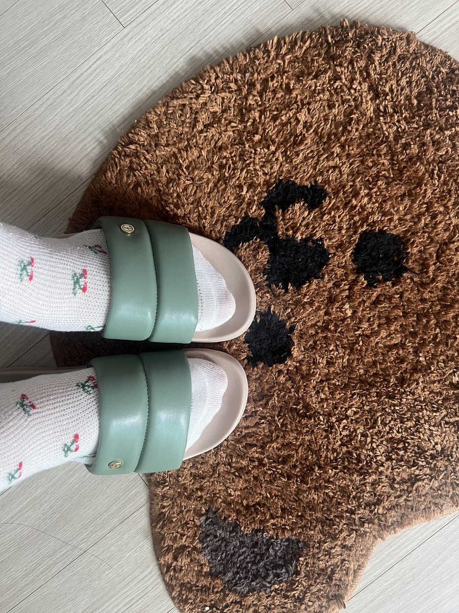 p_teori5's tweet photo. 드디어 도착! 완전 폭신해서 왜 솜사탕인간 깐이가 광고모델인니 납득. 9월에도 매장에 있었으면🙏🏼
#puffshoesofficial 
#cloudwalkpuff
#กันอรรถพันธ์  
#GunAtthaphan https://t.co/guhyqx6dDU