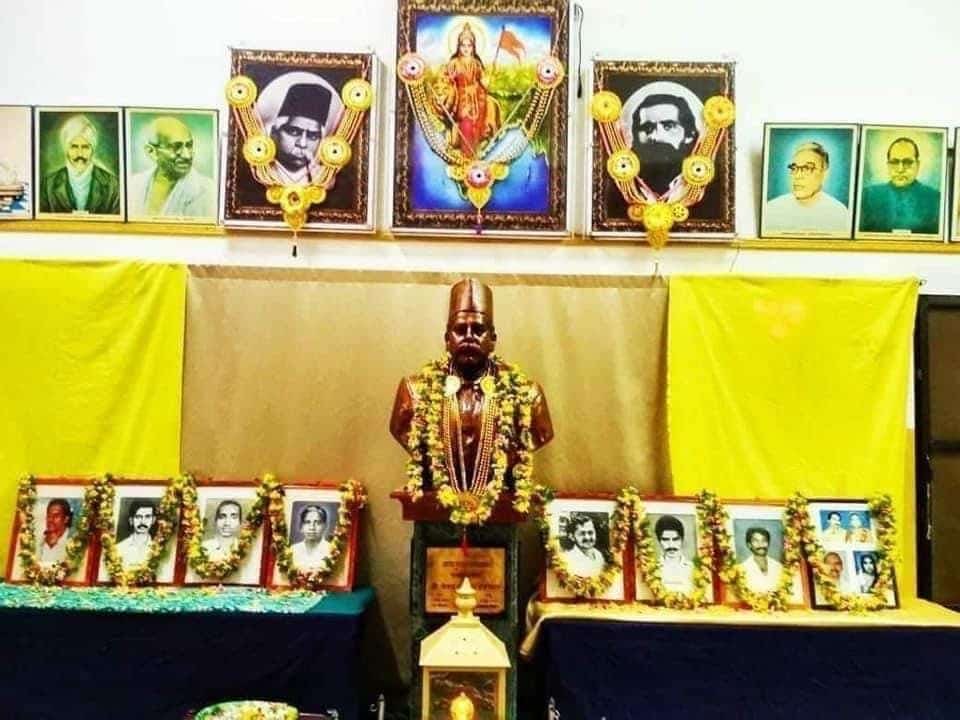 HitanandSharma's tweet photo. राष्ट्रीय स्वयंसेवक संघ कार्यालय, चेन्नई में आज ही के दिन 08 अगस्त 1993 को आतंकियो द्वारा बम से हमला किया गया था, जिसमे 11 स्वयंसेवक असमय मृत्यु की गोद में समा गए।

माँ भारती की सेवा में अपना सम्पूर्ण जीवन न्यौछावर करने वाले वीर सपूतों को भावपूर्ण श्रद्धांजलि।

आपका बलिदान सदैव स्मरणीय रहेगा।