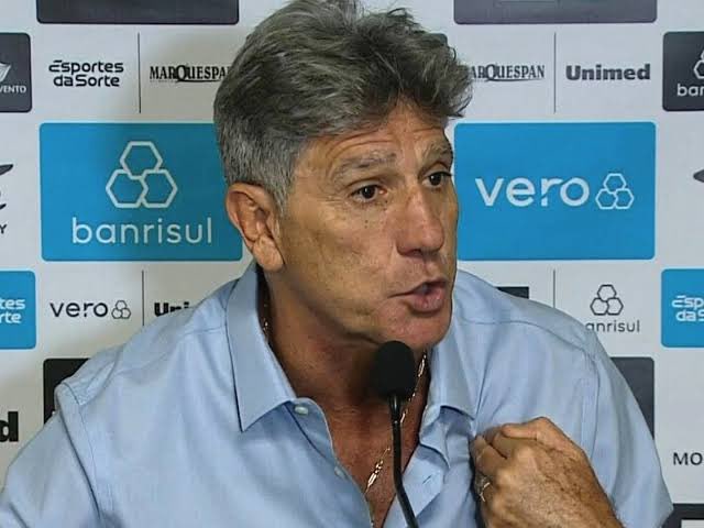 soccergfbpa's tweet photo. “Me diz uma coisa, você faria o que no meu lugar? É aí que entra quem entende de futebol ou não. Se eu for falar de futebol aqui, vou engolir vocês. É muito fácil assim.”

- Renato Portaluppi, técnico do Grêmio, irritado na coletiva. https://t.co/yhWi8CfbKJ